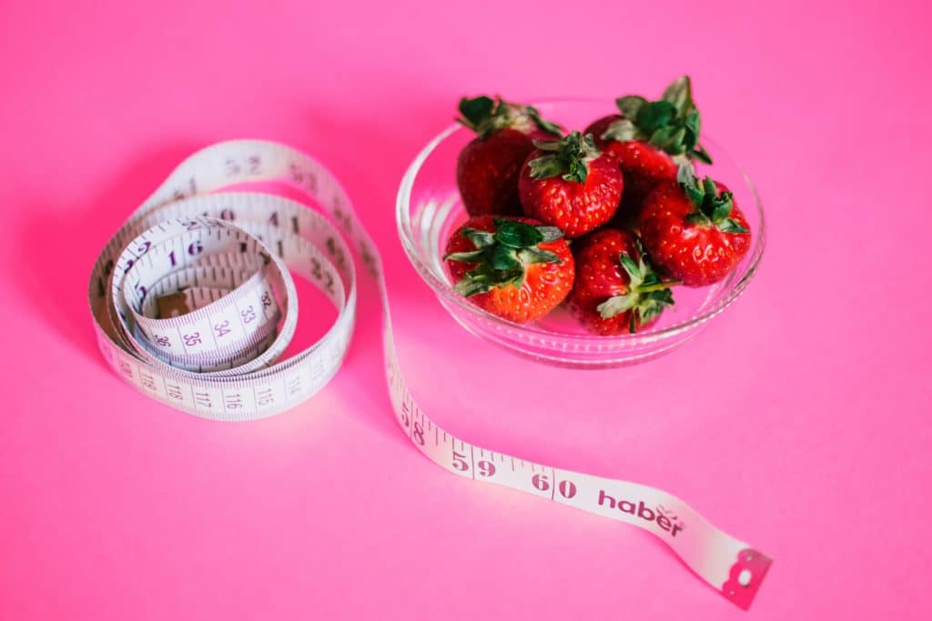 lose weight naturally by eating strawberries