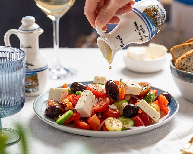 greek salad is a great low-calorie greek food option